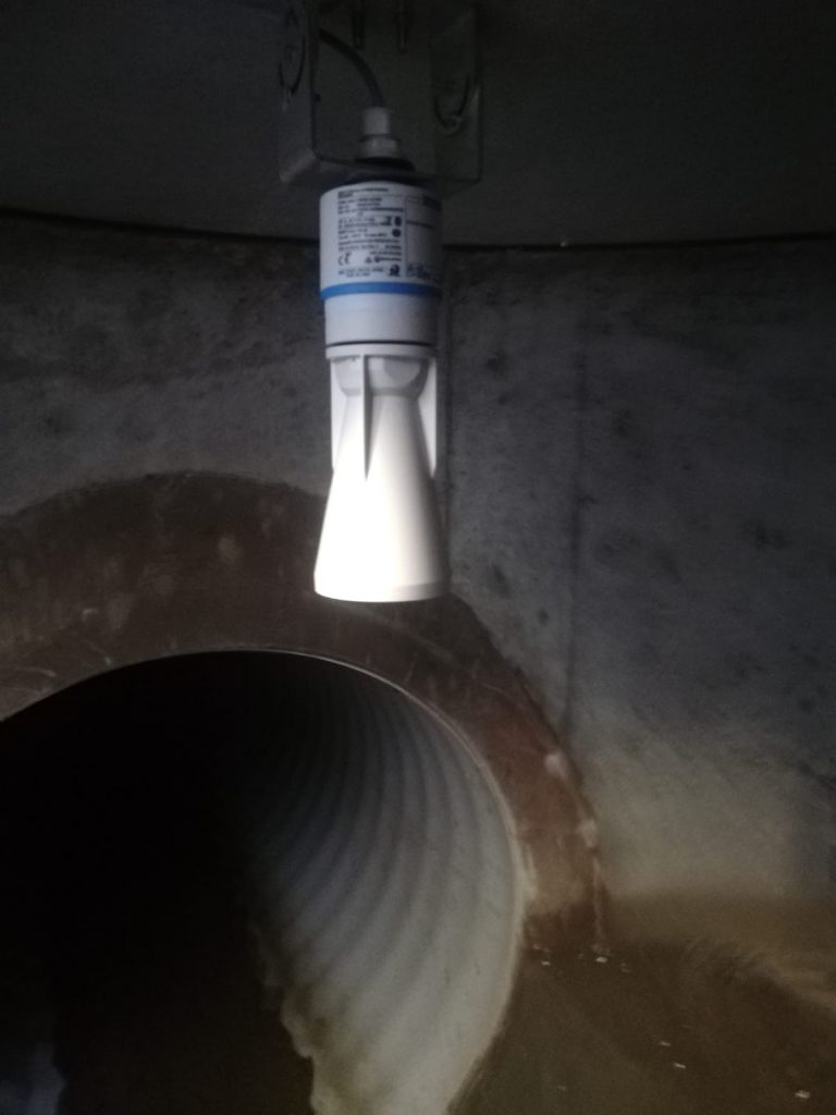Radarowy czujnik wypełnienia zamontowany w studzience KD